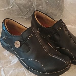 Clark's Un Loop Black Leather Women's Slip on Comfort Walking Shoes Size 7.5 M.